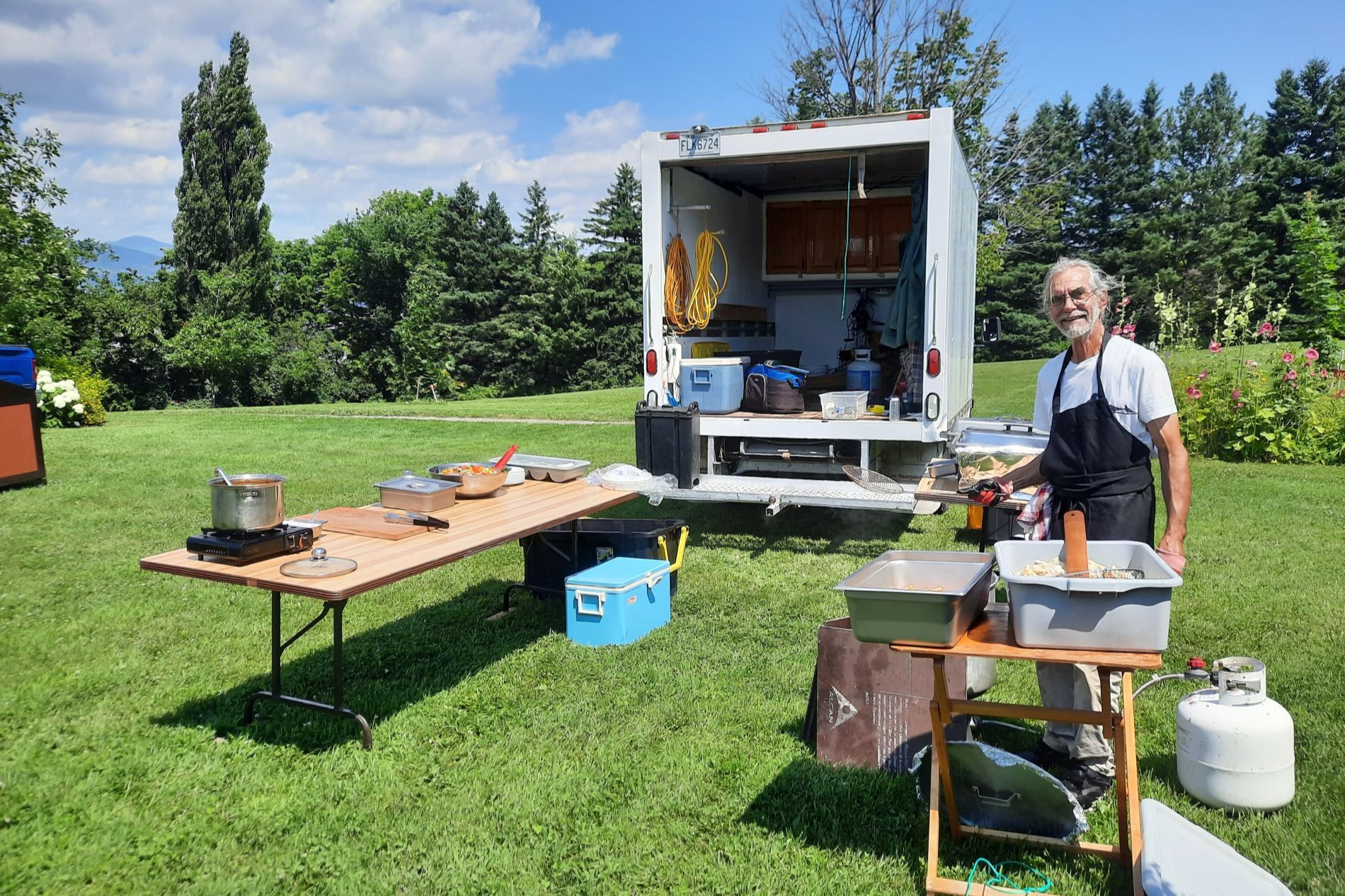 nstallation de cuisine mobile pour méchoui en plein air par Méchoui du Marquis, traiteur au Québec spécialisé en évènements, mariages et fêtes champêtres avec service personnalisé